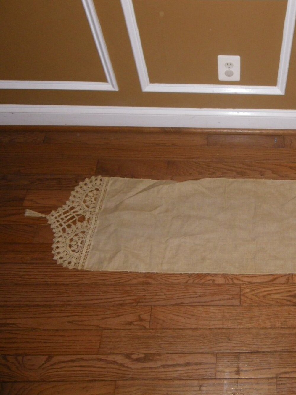 Vintage Heavy Linen Table Runner Crochet Ends w/ Tassels Classic Crafting